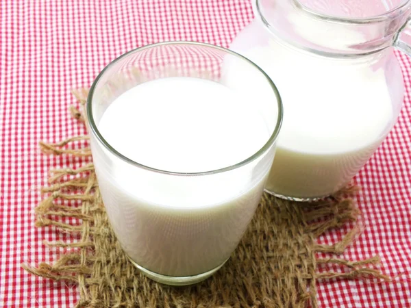 Glas av färsk mjölk — Stockfoto