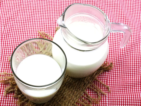 Glas av färsk mjölk — Stockfoto