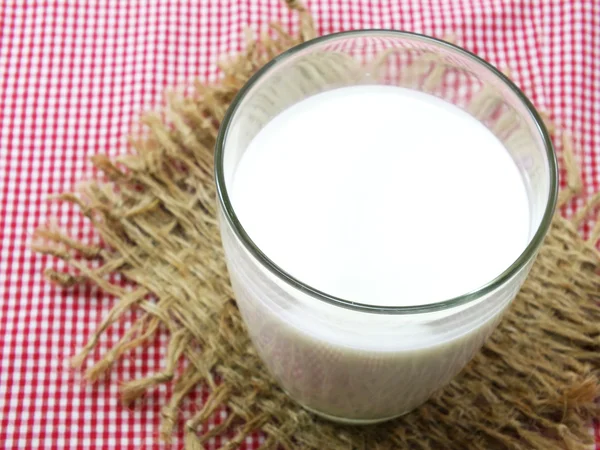 Glas frische Milch — Stockfoto