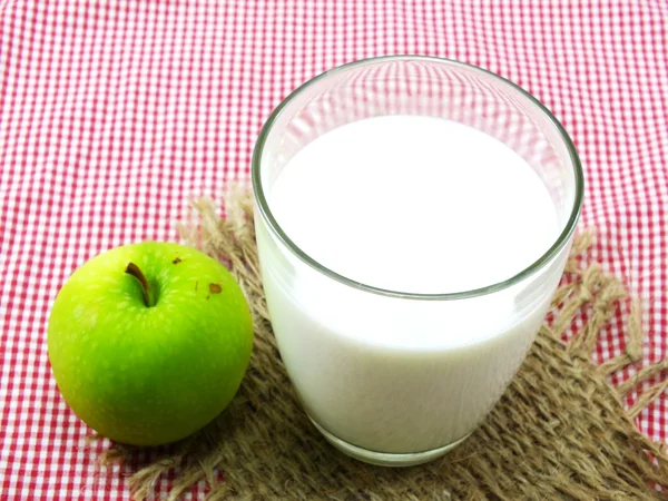 新鮮なリンゴ コーンフレークパン粉とミルクの選択と集中で朝の朝食 — ストック写真