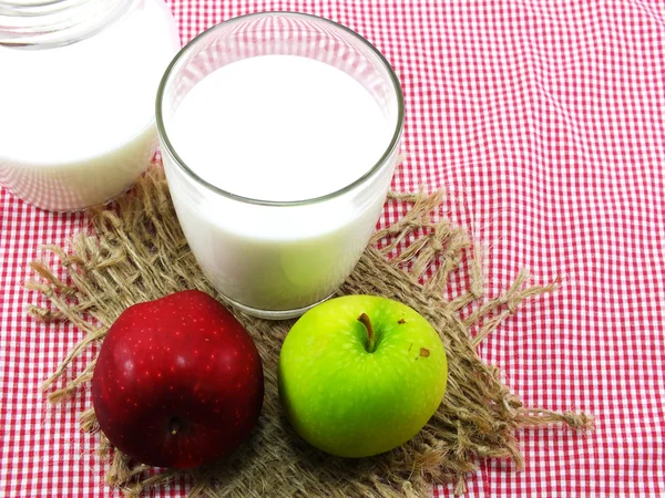 Glas mjölk och färska äpple för friska — Stockfoto