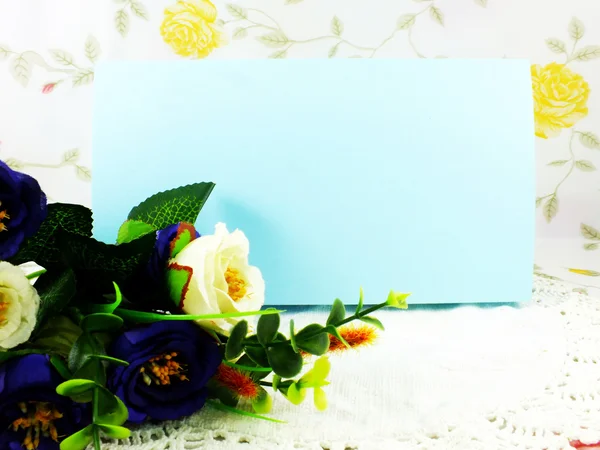 Hermosa decoración de flores y espacio libre para el espacio para la escritura — Foto de Stock