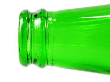 Beyaz arka plan üzerinde izole yan yatan boş yeşil cam şişe