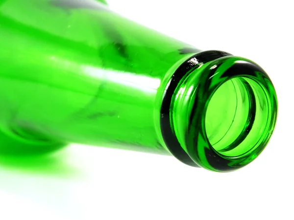Botella de vidrio verde vacío acostado en su lado aislado sobre fondo blanco — Foto de Stock