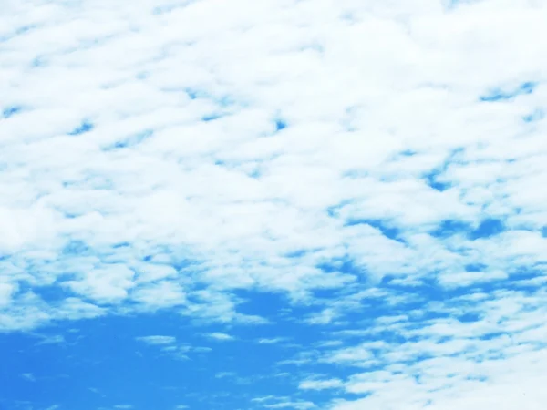 Nuvole con sfondo cielo blu — Foto Stock