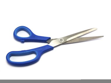 Beyaz arkaplanda makas