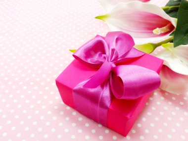 tatlı polka dot arka plan üzerinde hediye kutusu