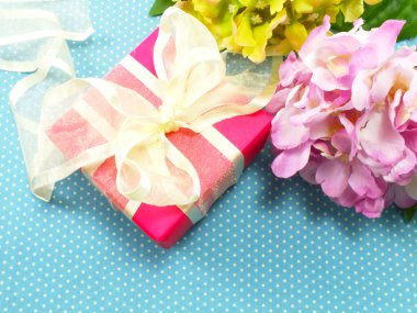 tatlı polka dot arka plan üzerinde hediye kutusu