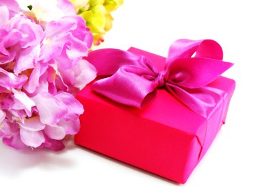 Şerit ve güzel çiçek beyaz zemin üzerine pembe hediye