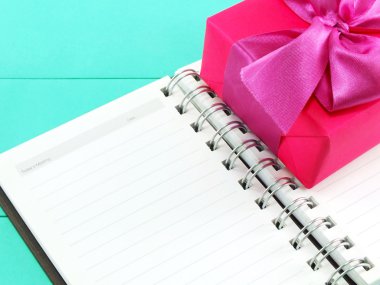 ahşap zemin dizüstü üzerine pembe hediye kutusu