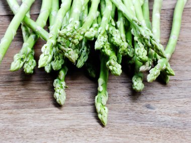 ahşap masa zemin üzerine yeşil ham kuşkonmaz