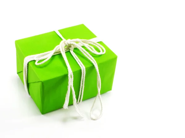 Verde presente sobre fondo blanco con cuerda blanca y espacio de copia —  Fotos de Stock