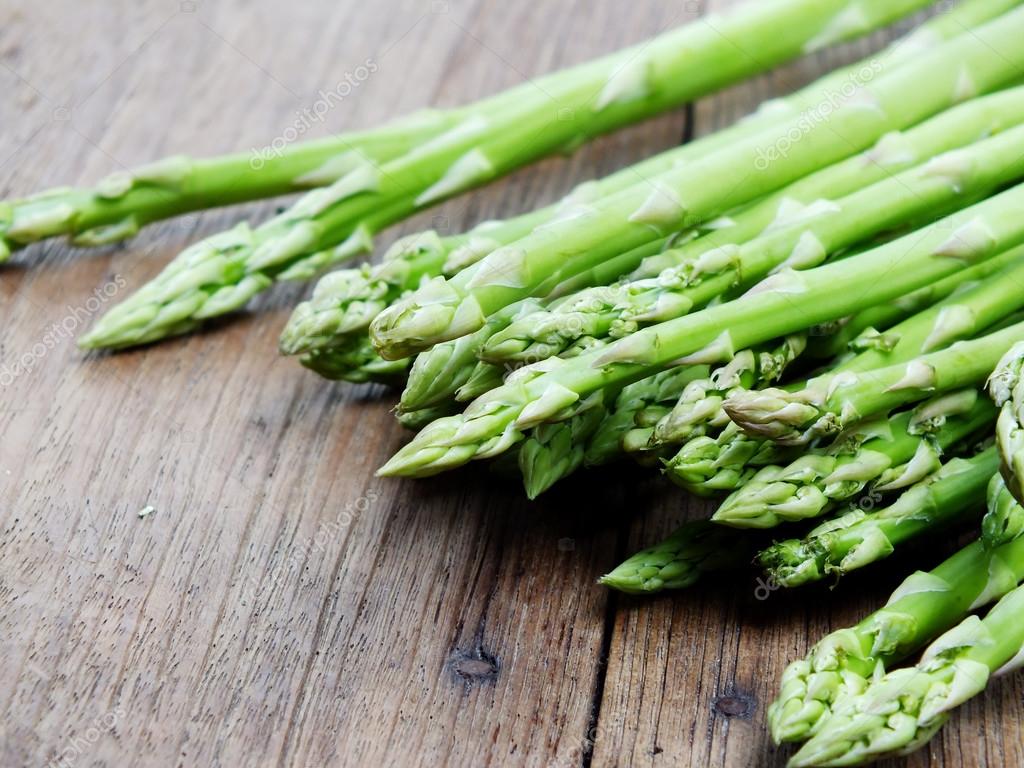 сырая спаржа. спаржа зеленая. фотография соевой спаржи в сыром виде. спаржа белая в магазине. спаржа желтая.