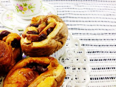 şekerli tatlı çörekler tarçınlı kek