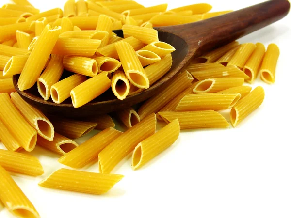 Italiaanse penne rigate macaroni pasta rauwkost achtergrond of — Stockfoto