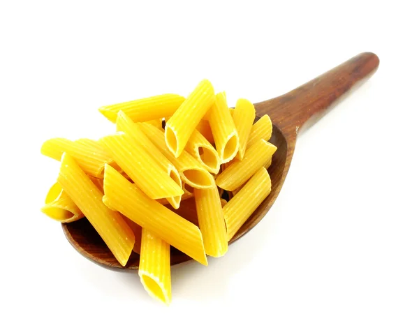 Macaroni Italiaanse pasta close-up op witte achtergrond — Stockfoto