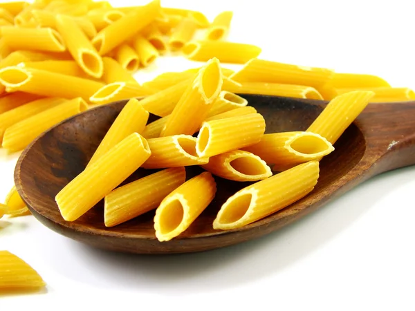 Pasta italiana maccheroni da vicino su fondo bianco — Foto Stock