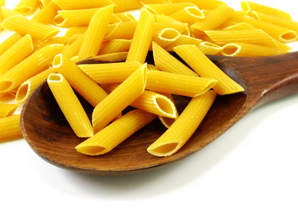 Macaroni Italiaanse pasta close-up op witte achtergrond — Stockfoto