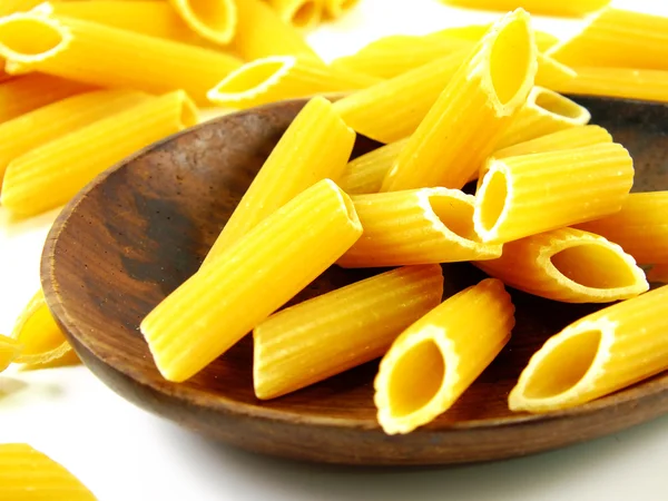 Italiaanse penne rigate macaroni pasta rauwkost achtergrond of — Stockfoto