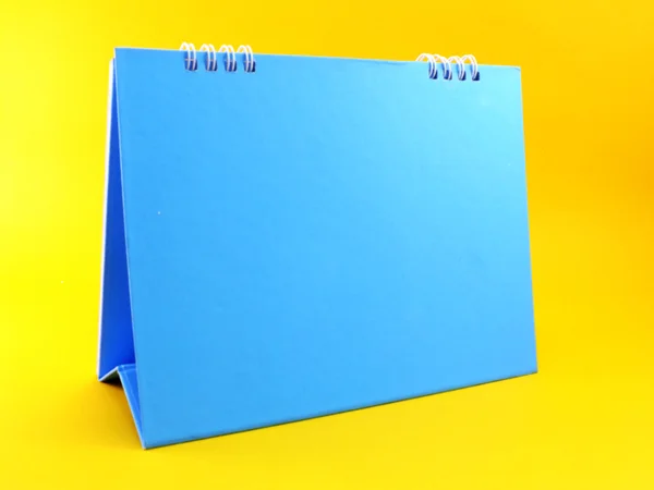 Calendario azul en blanco sobre fondo amarillo — Foto de Stock