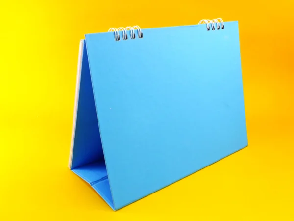 Blauwe agenda leeg op gele achtergrond — Stockfoto