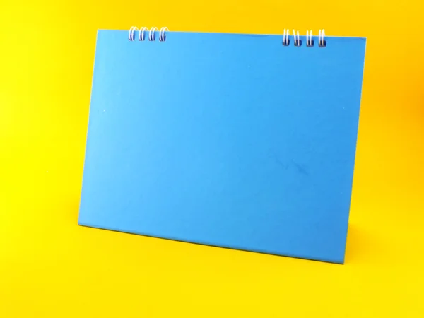 Blå kalendern tom på gul bakgrund — Stockfoto