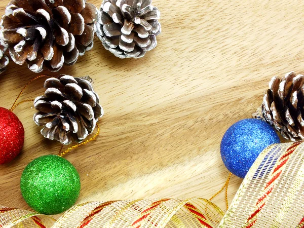 Ornamentos de Natal no espaço de cópia de fundo de madeira para o seu texto — Fotografia de Stock