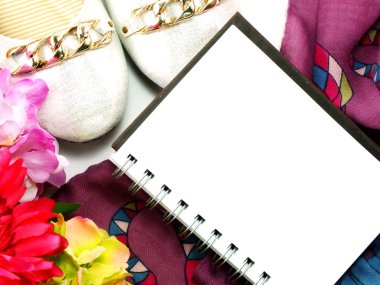 hediye ve çiçek arka plan ile boş defter günlüğü