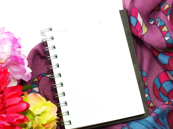 Deník prázdný zápisník s dárky a květiny na pozadí — Stock fotografie