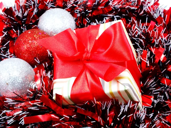 Luxe-geschenketui aanwezig zijn met rood lint decoraties met rode en witte klatergoud chistmas achtergrond — Stockfoto