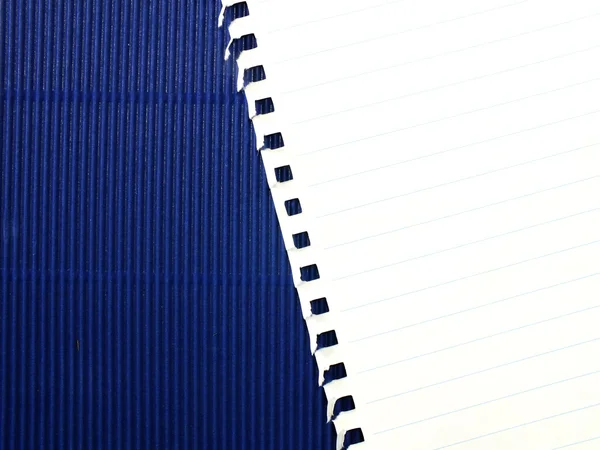 Close up papel nota de abertura sobre fundo textura de madeira com espaço de cópia — Fotografia de Stock
