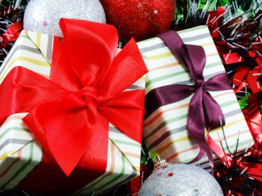 hediye kutusu tinsel Noel arka plan kırmızı ve beyaz ile kırmızı kurdele süslemeleri ile mevcut