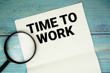 Not defterine yazılan ve büyüteç düzlüğü tahta zemin üzerinde olan Çalışma Zamanı