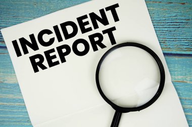 Olay Raporu metni not defterine yazıldı. Büyüteç düzlüğü tahta zemin üzerinde yatıyordu.