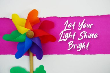 Işığınız, pembe arka plandaki motivasyon ve ilham verici alıntıları parlasın.