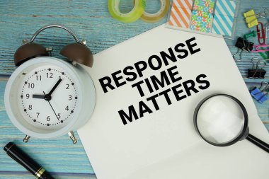 Tepki Zamanı Meseleleri, alarm saati ve büyüteç düzlüğü ile not defterine yazılmış metin, tahta zemin üzerinde yatıyordu.