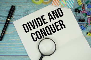 Ofis malzemeleri ve mavi ahşap bir yüzey üzerindeki büyüteçle çevrili bir kağıda 