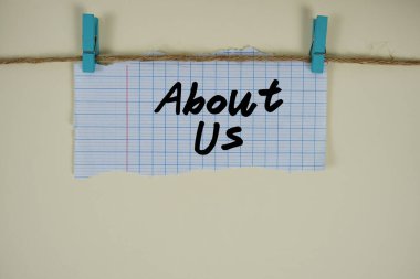 Yırtık kağıda bej arka planda tahta raptiyeyle yazılmış Amerikan metinleri hakkında