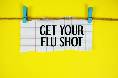 Grip aşınızı sarı arkaplanda tahta raptiyeyle yırtık kağıda yazdırın