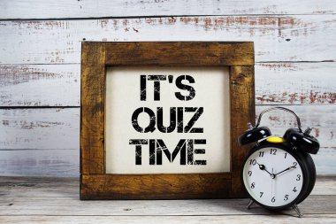 Tahta zemin üzerinde alarm saati olan Sınav Zamanı metni.