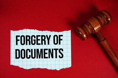 Kırmızıda ahşap yargılı tokmak ile yırtık kağıda yazılmış belgelerin sahtesi