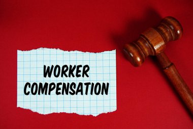 İşçi Telafi metni yırtık kağıda yazıldı kırmızı arkaplanda ahşap yargı tokmağı ile