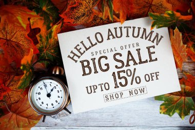 Merhaba sonbahar büyük indirimi% 15 indirimli Ahşap arka planda akçaağaç yaprağı süslemesi