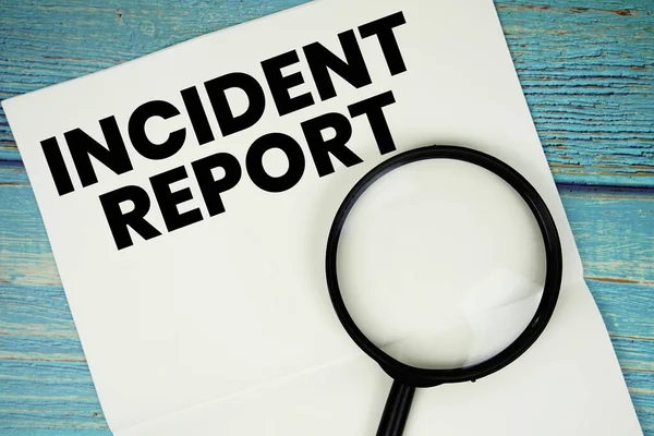 Olay Raporu metni not defterine yazıldı. Büyüteç düzlüğü tahta zemin üzerinde yatıyordu.