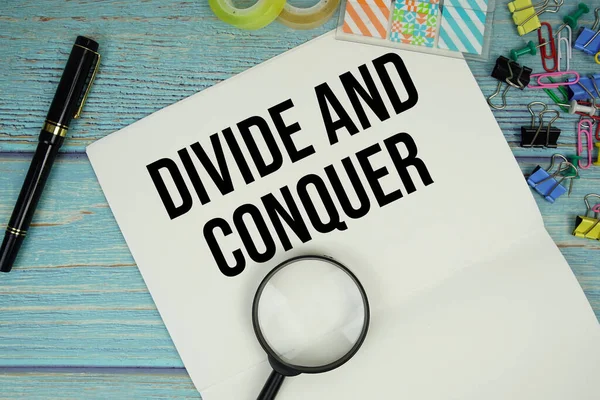 Ofis malzemeleri ve mavi ahşap bir yüzey üzerindeki büyüteçle çevrili bir kağıda 