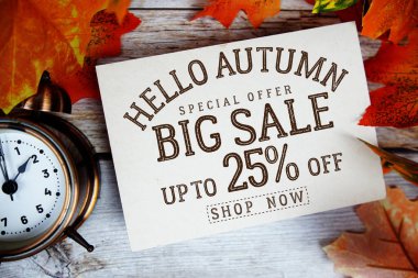 Merhaba sonbahar büyük indirimi% 25 indirimli Ahşap arka planda akçaağaç yaprağı süslemesi