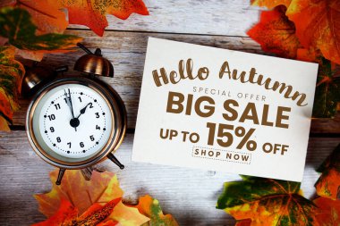 Merhaba sonbahar büyük indirimi% 15 indirimli Ahşap arka planda akçaağaç yaprağı süslemesi