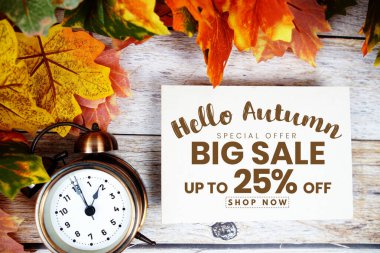 Merhaba sonbahar büyük indirimi% 25 indirimli Ahşap arka planda akçaağaç yaprağı süslemesi