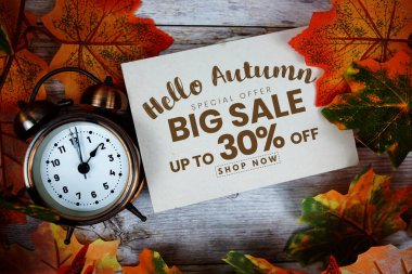 Merhaba sonbahar büyük indirimi% 30 indirimli Ahşap arka planda akçaağaç yaprağı süslemesi