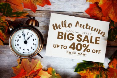 Merhaba Sonbahar Büyük İndirim% 40 indirimli Ahşap arka planda akçaağaç yaprağı süslemesi